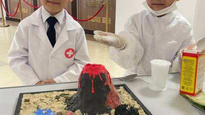 Бүгін мектебімізде 12 сәуір ғылым күніне орай «Жас ғалым» атты жобалар мен тәжірибелер көрмесі өтті.